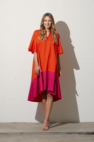 locker geschnittenes kleid, stehkragen mit v-ausschnitt, kurzer ärmel mit volantdetail, kontrastvolant am saum, hinten etwas länger, lookbookbild, wallmann