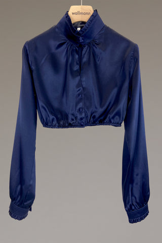 dunkelblaue seidendirndlbluse mit breitem stehkragen mit rueschenabschluss, gezuegelter langarm mit manschette und rueschenabschluss, ueberzogene knoepfe, um den stehkragen zu schließen, ausschnittschlitzchen vorne, leiste mit ueberzogenen knoepfe und leicht gezuegelt am halsausschnitt, anliegend an aermel und oberkoerper, gummizug an taille für den perfekten halt, ideale passform, wallmann
