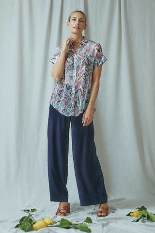 kurzarm bluse mit überschnittenem Arm, fließende qualität, brushprint in blautönen, blusenkragen, falte in rückenteil, kombiniert mit viskosehose in dunkelblau, wallmann
