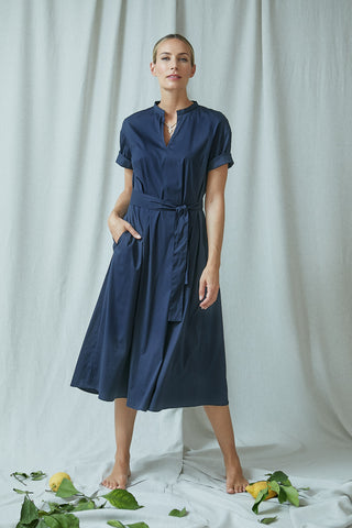 langes kleid, dunkelblau, v-ausschnitt, ausgestellt, bindegürtel, wallmann