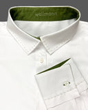 taillierte bluse, klassischer blusenkragen, kontrastfarbe grün in kragen und manschette, mit Handstich in Kontrastfarbe, detailbild, wallmann