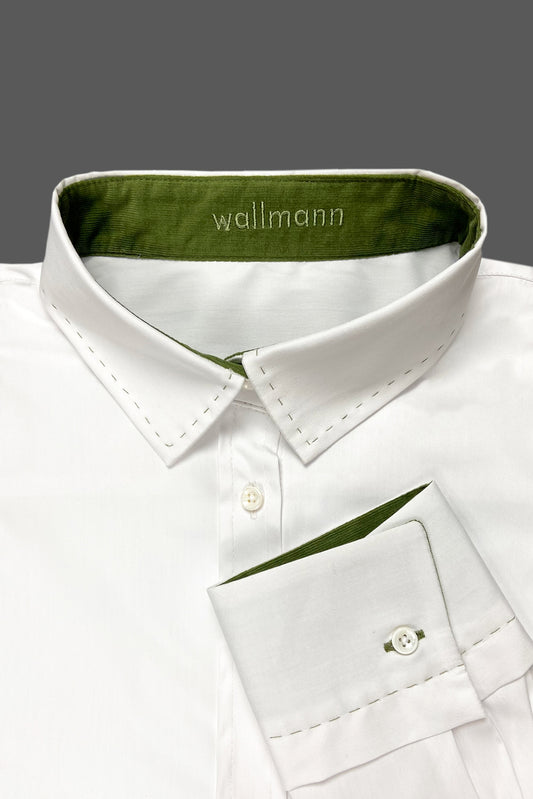 taillierte bluse, klassischer blusenkragen, kontrastfarbe grün in kragen und manschette, mit Handstich in Kontrastfarbe, detailbild, wallmann