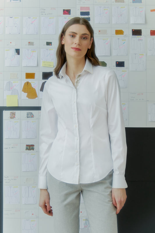 klassische bluse, kragen mit paisleystickerei, samtpaspol an Leiste und Manschette, wallmann
