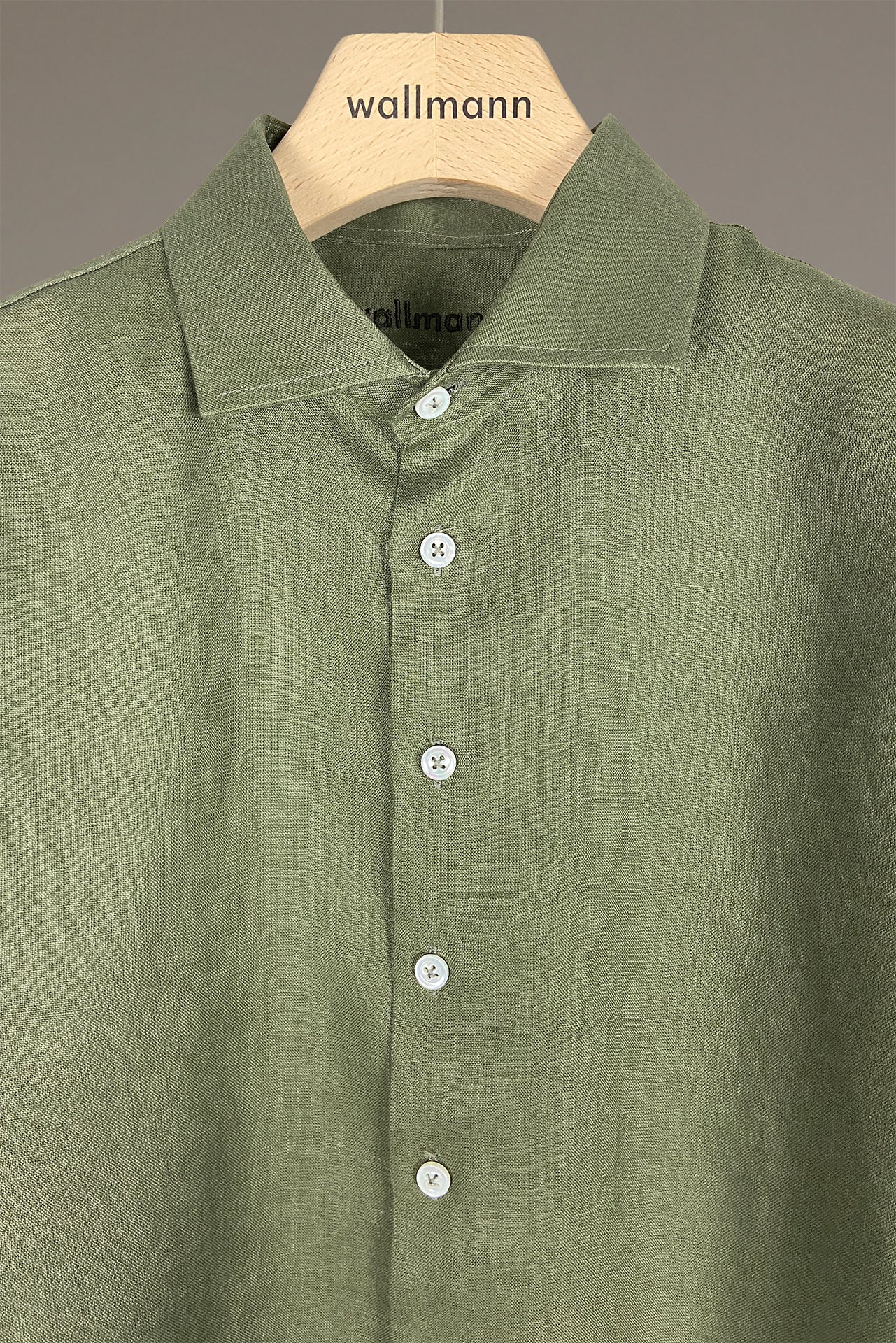 hemd mit klassischem hemdkragen, durchgeknoepfte leiste, vorverlegte schulternaht, langarm mit manschette und patentschlitz, perfekte laenge zum es in der hose zu tragen, detailfoto
 wallmann
