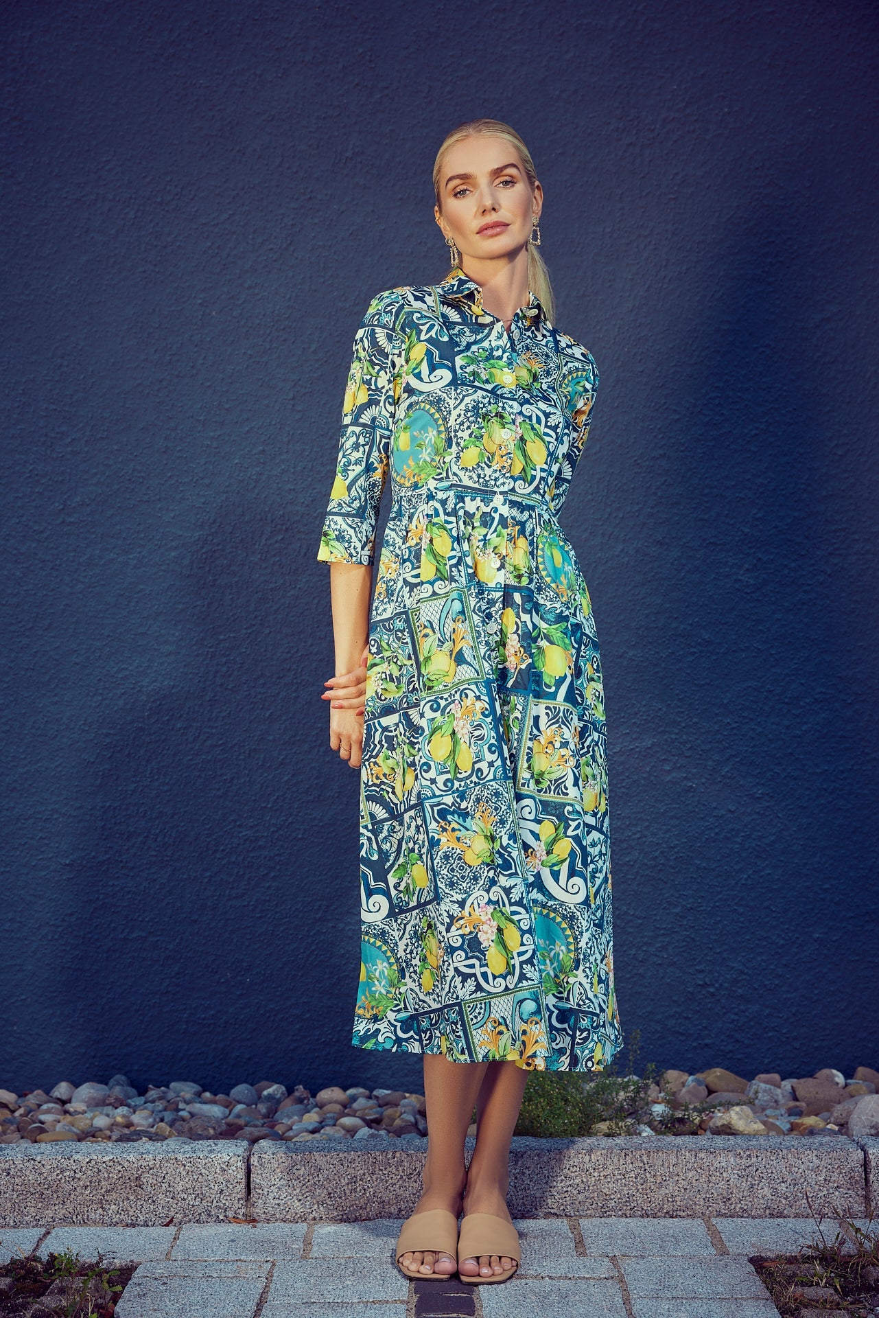 tailliertes midikleid mit sommerlichem druck, klassischer blusenkragen mit leiste,  3/4 aermel, gezuegelter rock, seitliche eingriffstaschen, kampagne, wallmann