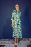 tailliertes midikleid mit sommerlichem druck, klassischer blusenkragen mit leiste,  3/4 aermel, gezuegelter rock, seitliche eingriffstaschen, kampagne, wallmann