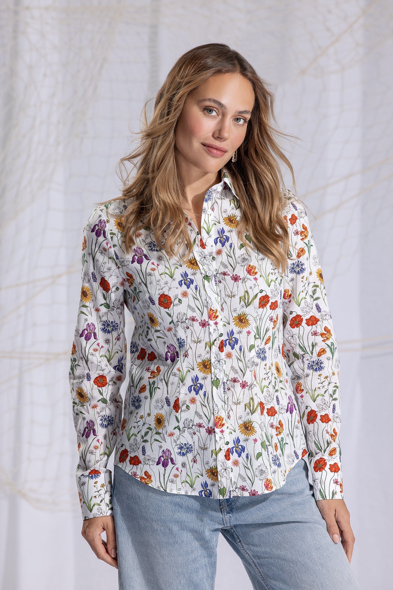 leinen-baumwoll-bluse mit blumenwiesendruck, tailliert geschnitten, langarm mit manschette, klassischer blusenkragen mit knopfleiste, lookbook, wallmann