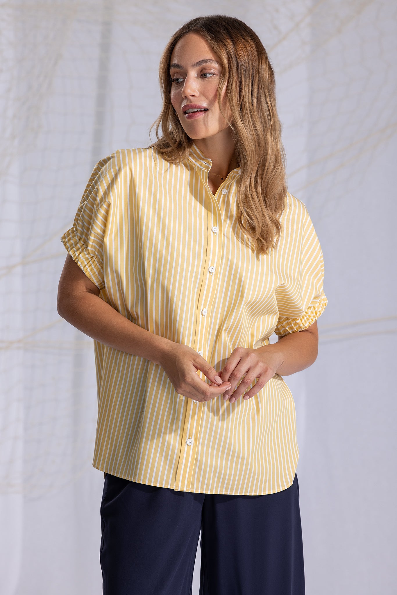 locker geschnittene baumwollbluse, kurzarm mit gummizug, gerundeter saum, leiste mit stehkragen, lookbook, wallmann