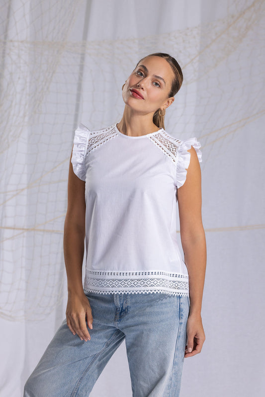 gerade/leger gechnittene baumwollbluse in weiß mit stickereien bei den schultern und beim saum, gerueschte fluegelaermel, rundhalsausschnitt, lookbook, wallmann