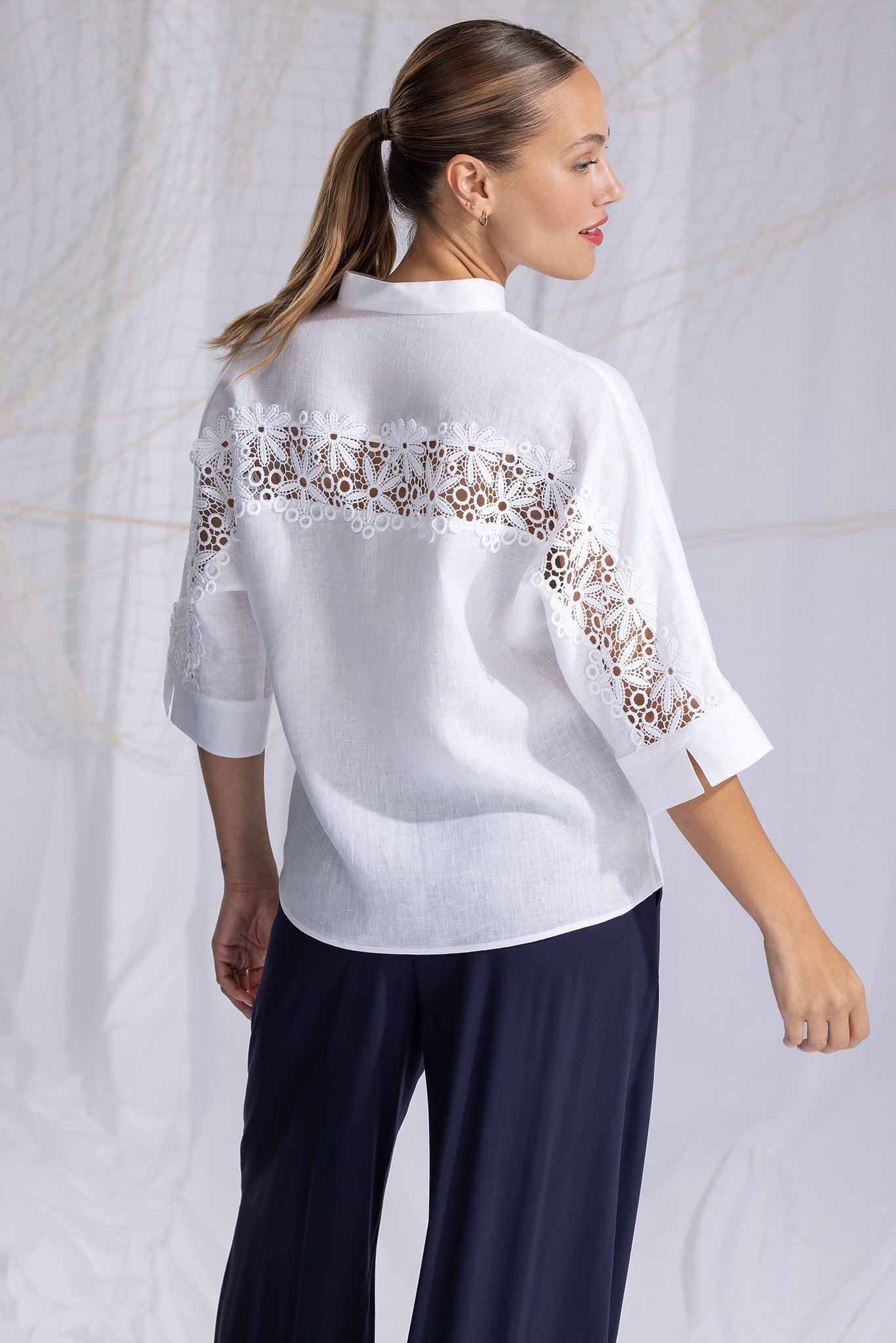leger/locker geschnittene leinenbluse mit stehkragen und leiste, 3/4 aermel mit besatz und schlitzchen, stickereidetail im rueckenteil und aermel, rueckenansicht, lookbook, wallmann