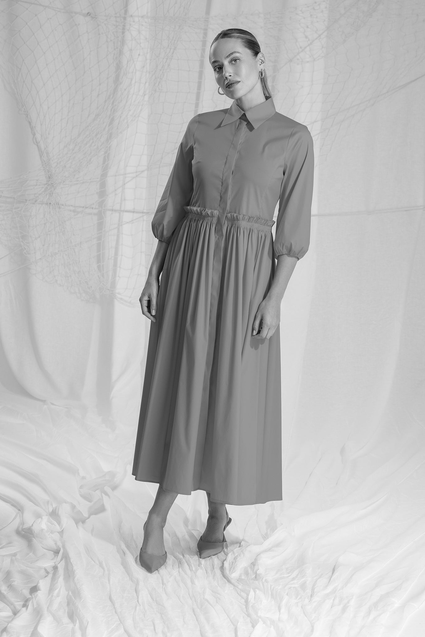 tailliert geschnittenes maxikleid mit gesmoktem rock und eingriffstaschen, großer blusenkragen, verdeckte leiste, 3/4 aermel mit gummizug, lookbook, wallmann