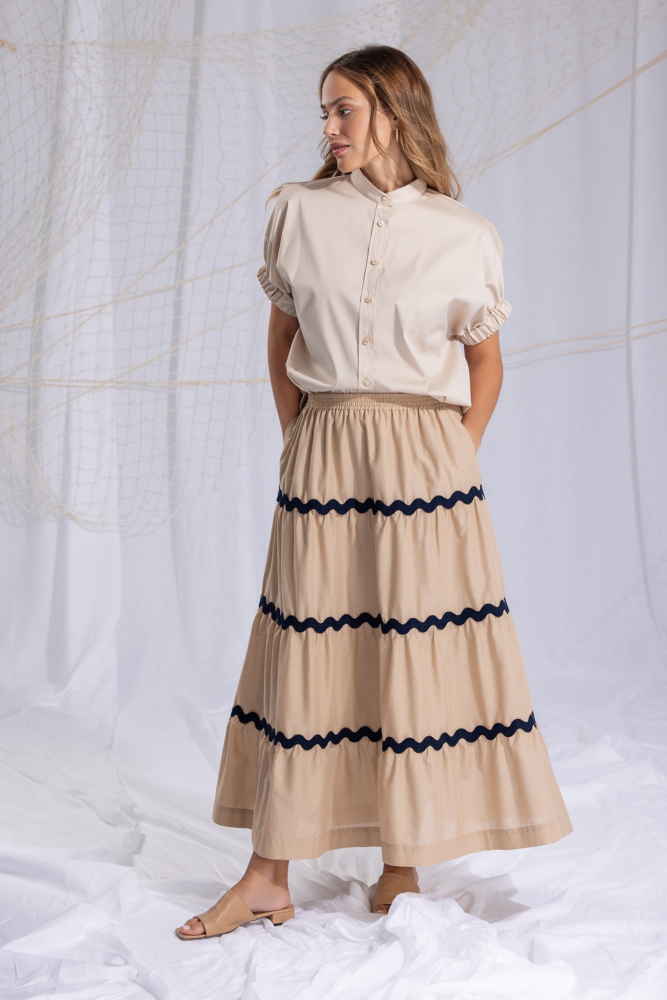 rock mit zackenlitzendetails, gummizug beim bund, maxilänge, kombiniert mit beiger bluse mit gummibanddetail am aermel, lookbook, wallmann