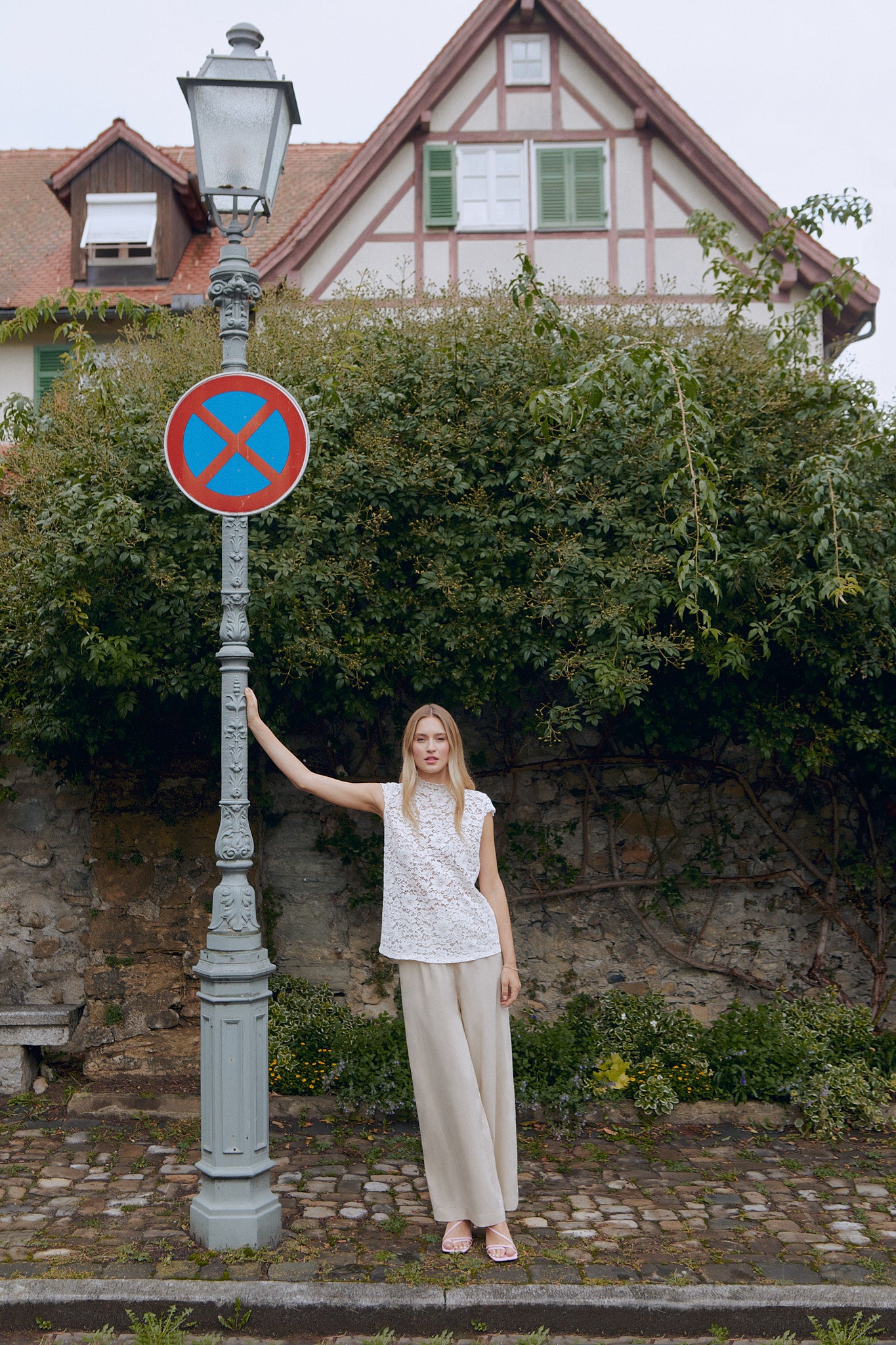 spitzenshirt in offwhite, flügelärmelchen, stehkragen aus hochwertiger und aufregender spitze, bogenkantenabschluss an kragen und ärmel, kampagnebild, wallmann