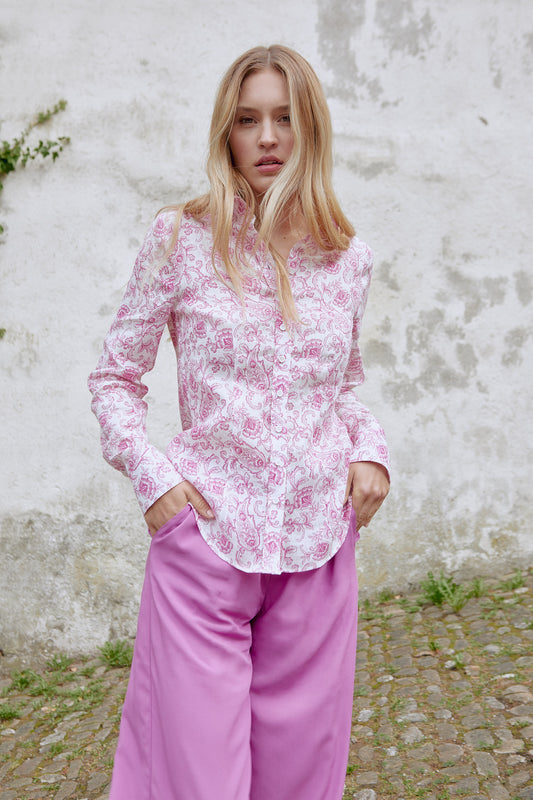 paisleybluse aus leinen, in der farbe beere, klassischer blusenkragen, langarm, tailliert, kampagnebild 1, wallmann