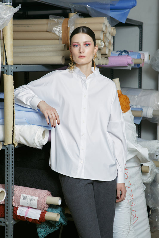 leger geschnittene baumwoll-stretchbluse, stehkragen, überschnittene schultern, gerundete schlitzchen in der seitennaht, kampagne, wallmann