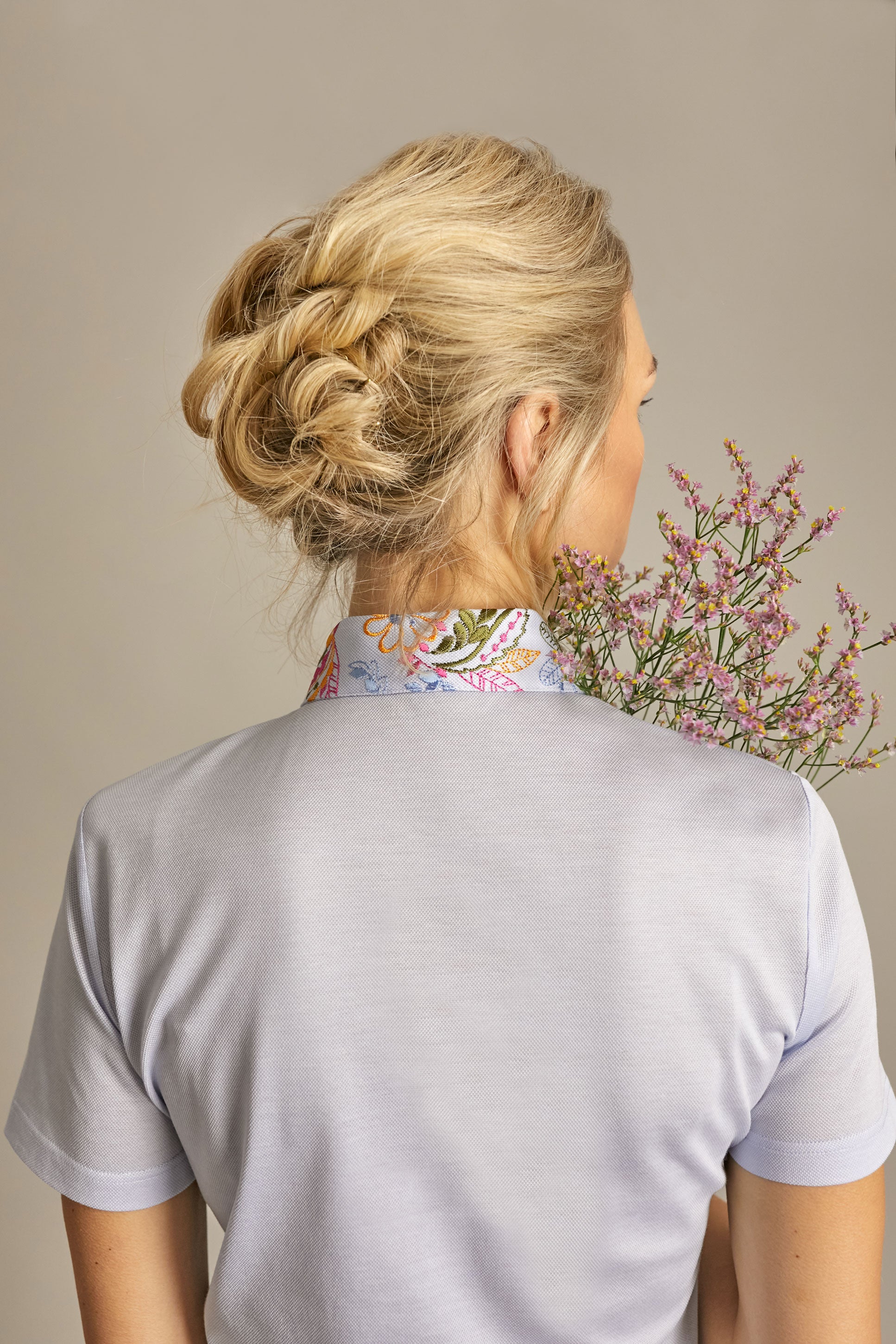 kurzarm polo, hellblau, bunte florale stickerei an kragen außen, pololeiste, wallmann