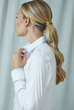 tailliert geschnittene bluse in weiß, feiner zierstick an manschette und kragen in blau, paspol farblich passend zu stickerei, detail, wallmann