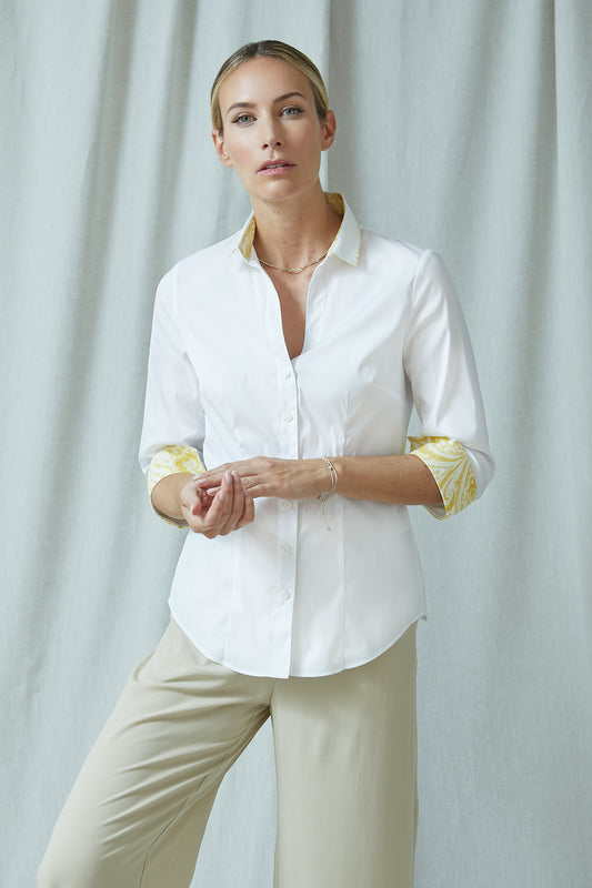 tailliert geschnittene bluse mit feinen kontrastdetails aus leinen mit paisleymuster in gelb, kontrast an steg innen und kragen unterseite sowie manschette innen 3/4 arm, wallmann