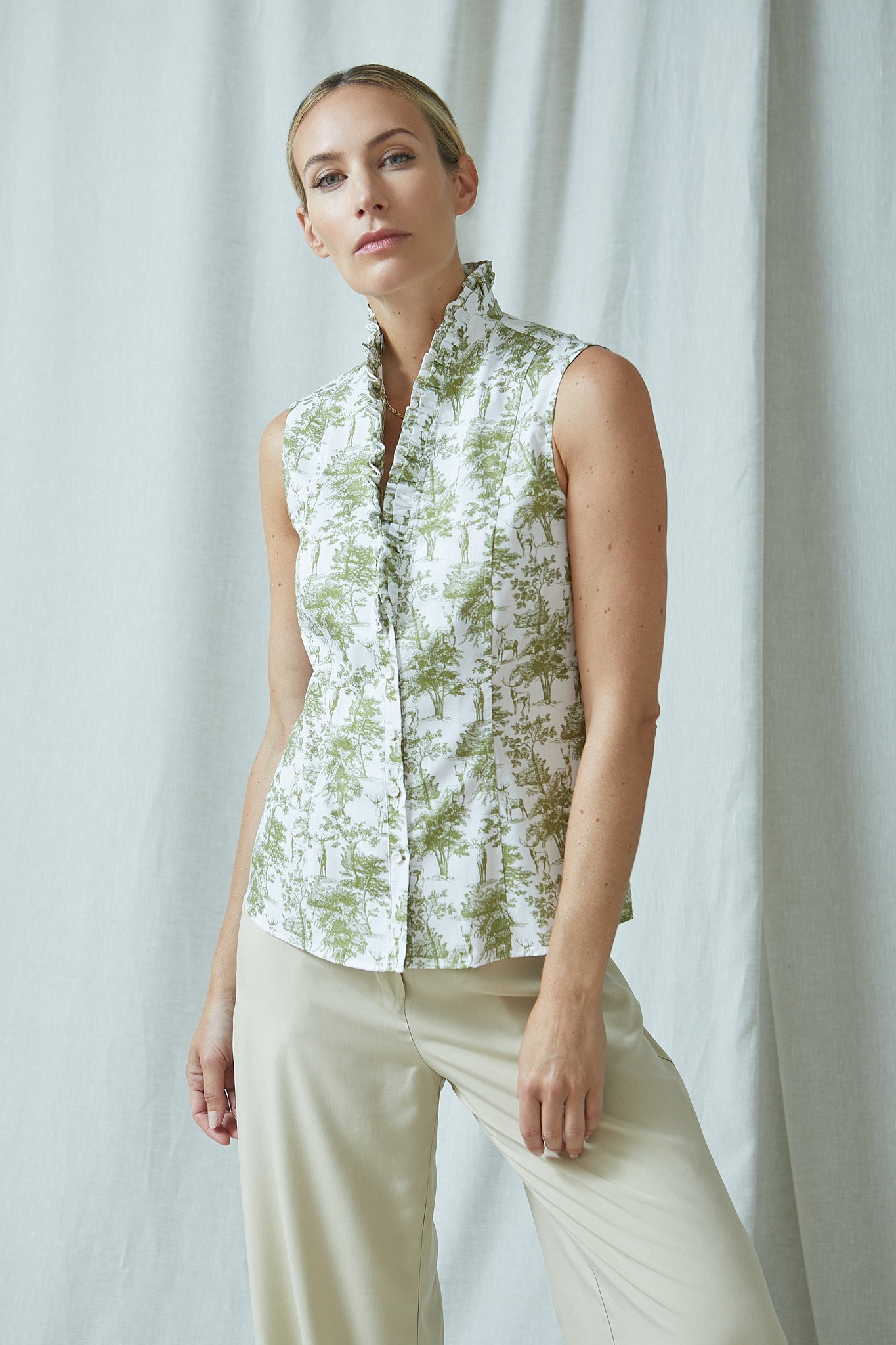 tailliert geschnittene bluse in modischem hirschdruck mit rüschendetail an ausschnitt, hirschdruck in grün auf weißem grund, wallmann