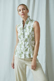 tailliert geschnittene bluse in modischem hirschdruck mit rüschendetail an ausschnitt, hirschdruck in grün auf weißem grund, wallmann