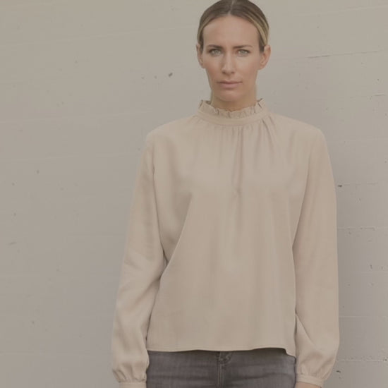 beige viskosebluse, stehkragen mit rüschendetail, ärmel in manschette gezügelt, schmale manschette, fließende qualität, produktvideo, wallmann