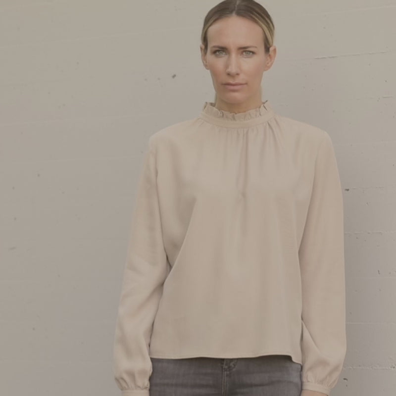 beige viskosebluse, stehkragen mit rüschendetail, ärmel in manschette gezügelt, schmale manschette, fließende qualität, produktvideo, wallmann