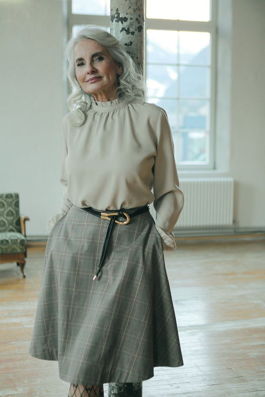 beige viskosebluse, stehkragen mit rüschendetail, ärmel in manschette gezügelt, schmale manschette, fließende qualität, kampagne herbst winter 22, wallmann